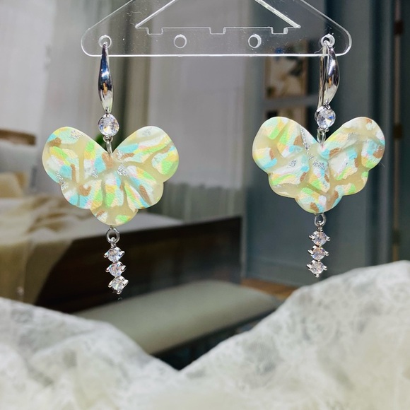 “Mercedes Butterfly” - Elegant Silver and Cream Butterfly Earrings - Picture 2 of 6